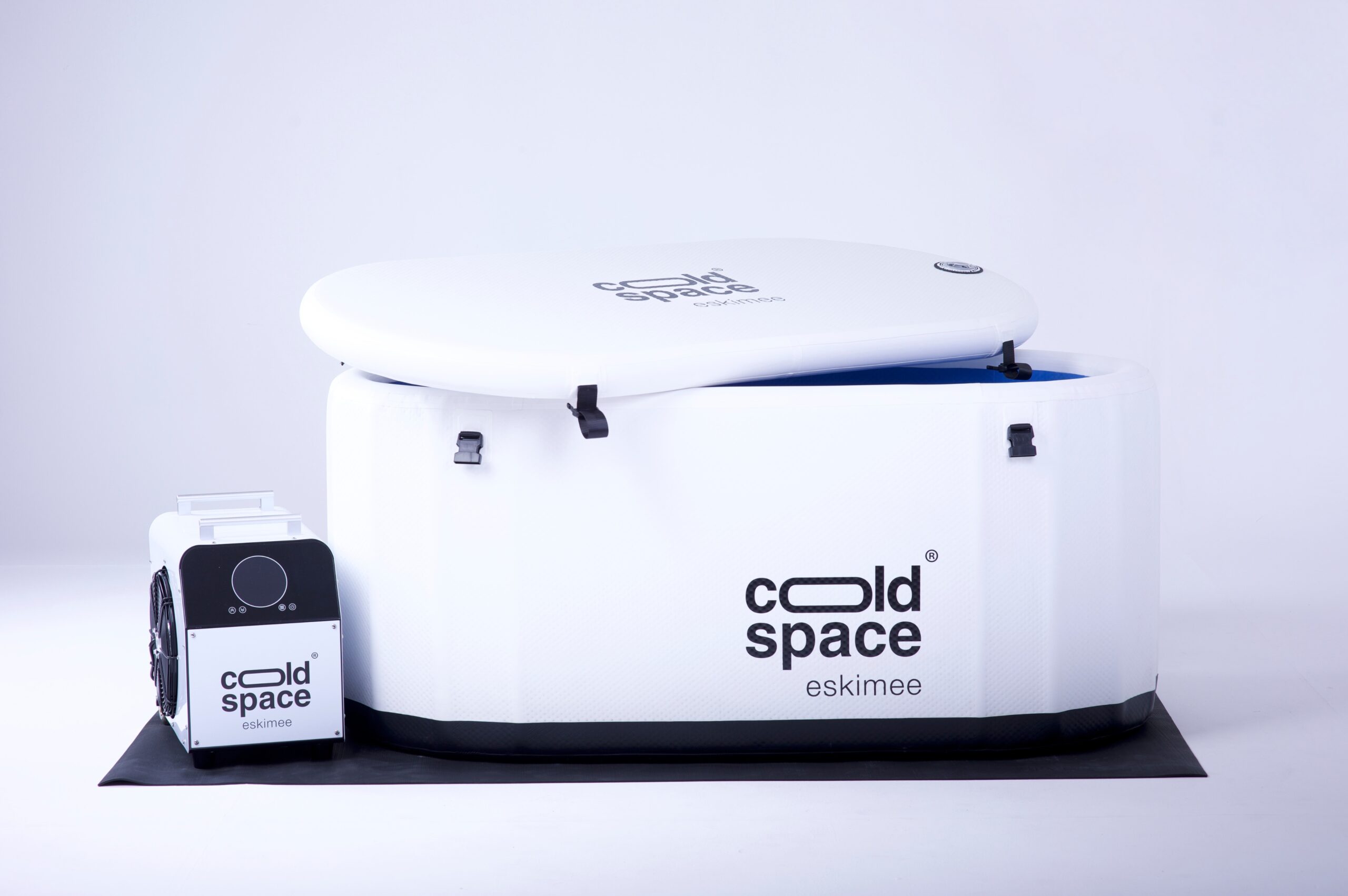 Wanna eskimee light na macie pod wannę eskimee. Obraz przedstawia proporcje jakie mają do siebie wanna i mata pod nią.