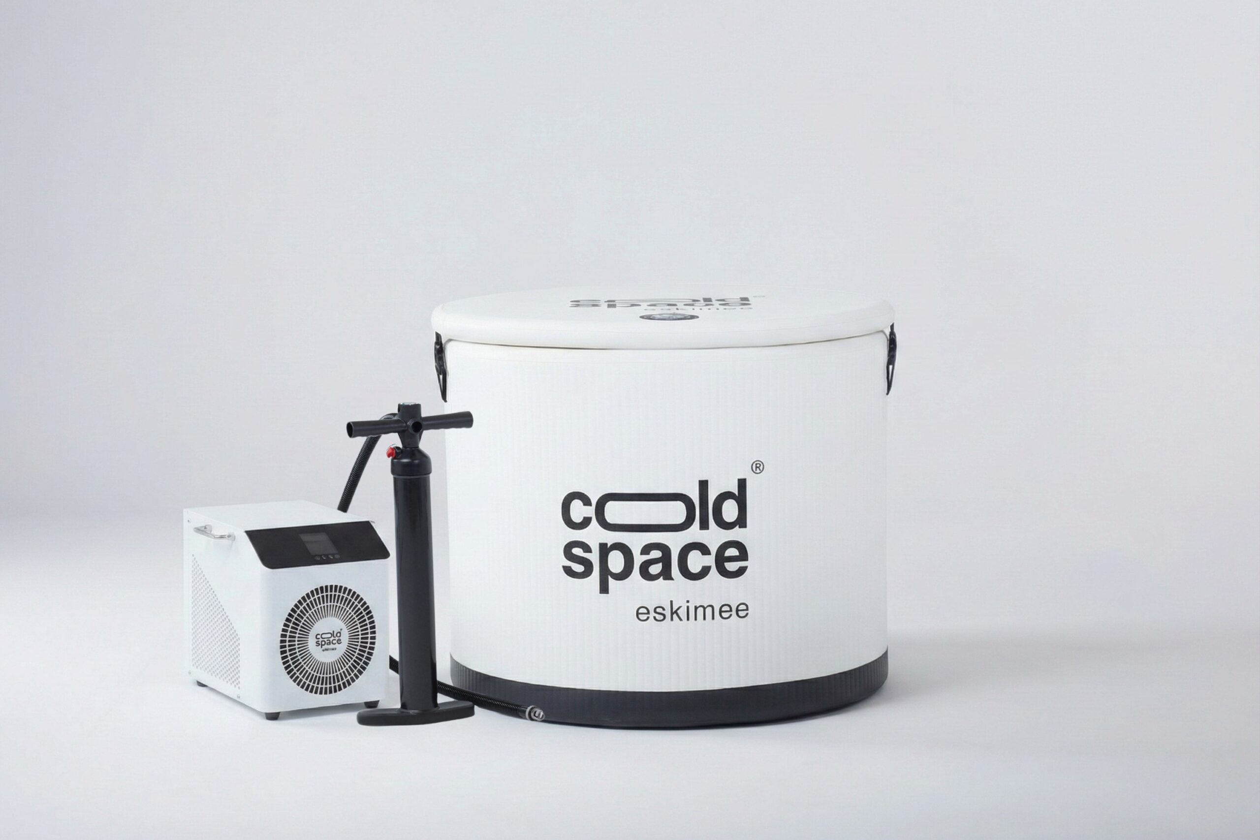 eskimee one – kompaktowa beczka do morsowania Cold Space, zdjęcie z pompką do wanny