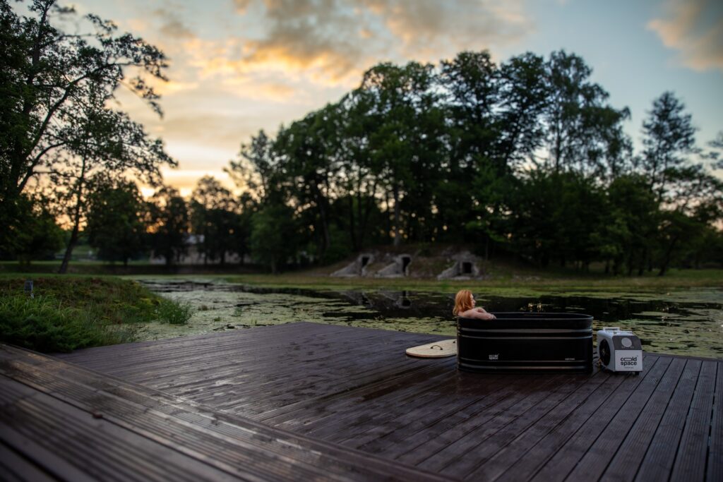 Dziewczyna w wannie eskimee steel na pomoście, widok z boku