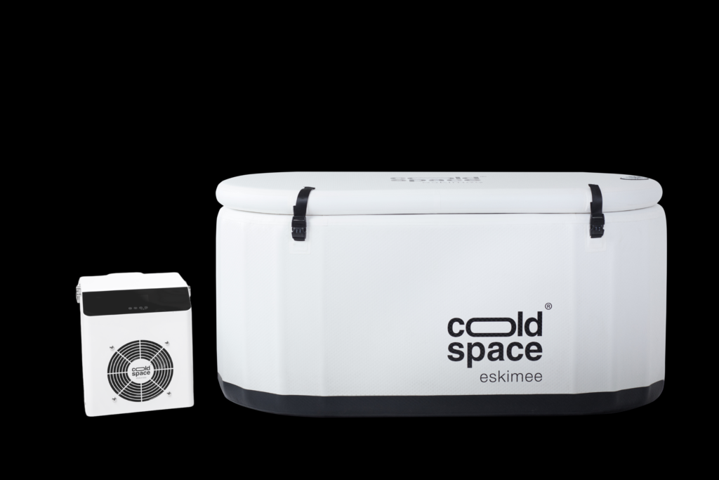 Zdjęcie wanny do zimnych kąpieli Cold Space eskimee light z mini chillerem eskimee na czarnym tle