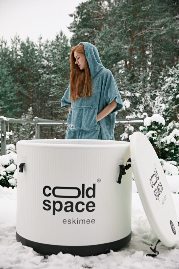 Modelka przy wannie do morsowania Cold Space eskimee one