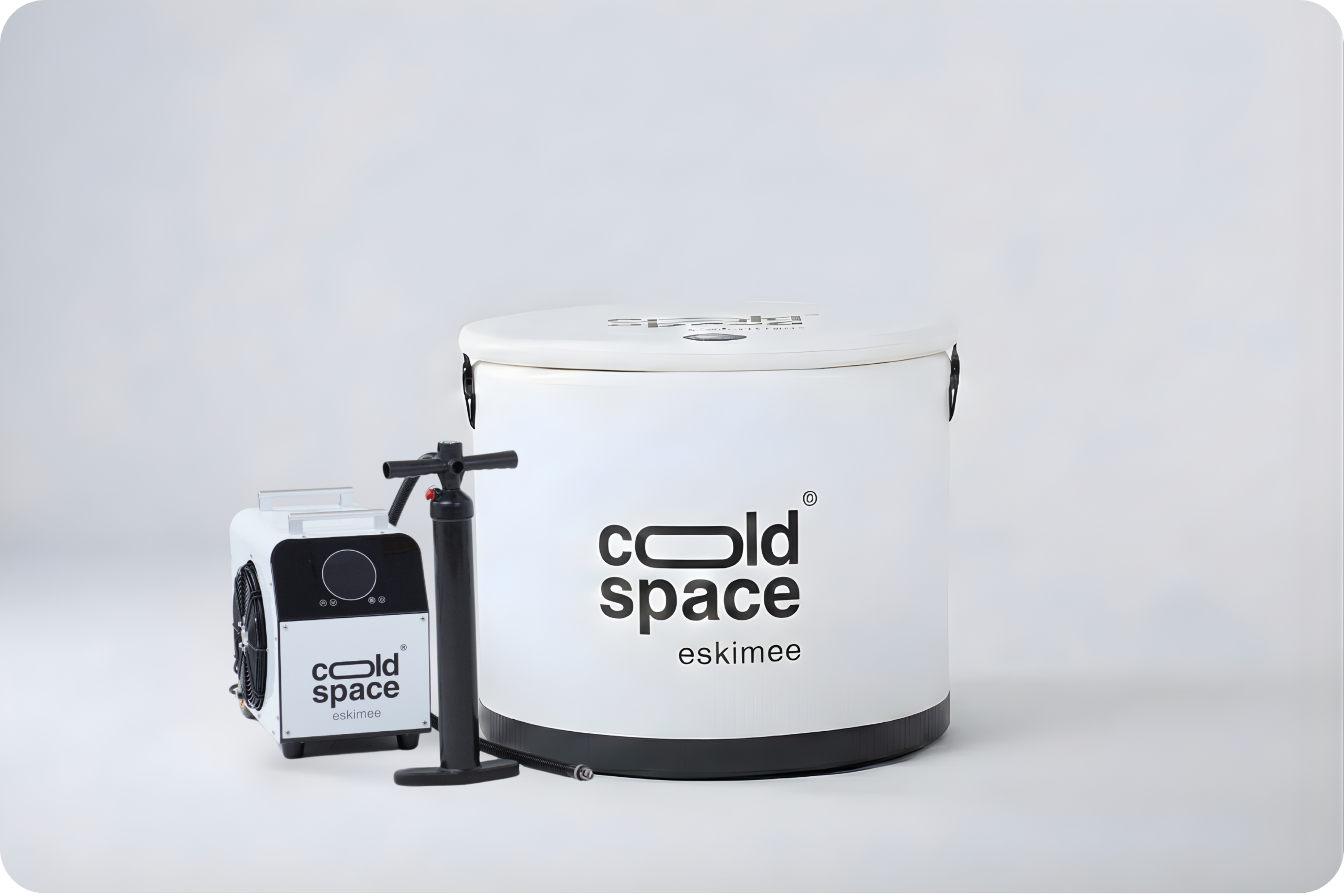 beczka do zimnych kąpieli z agregatem Cold Space eskimee one z chillerem eskimee, zdjęcie z pompką