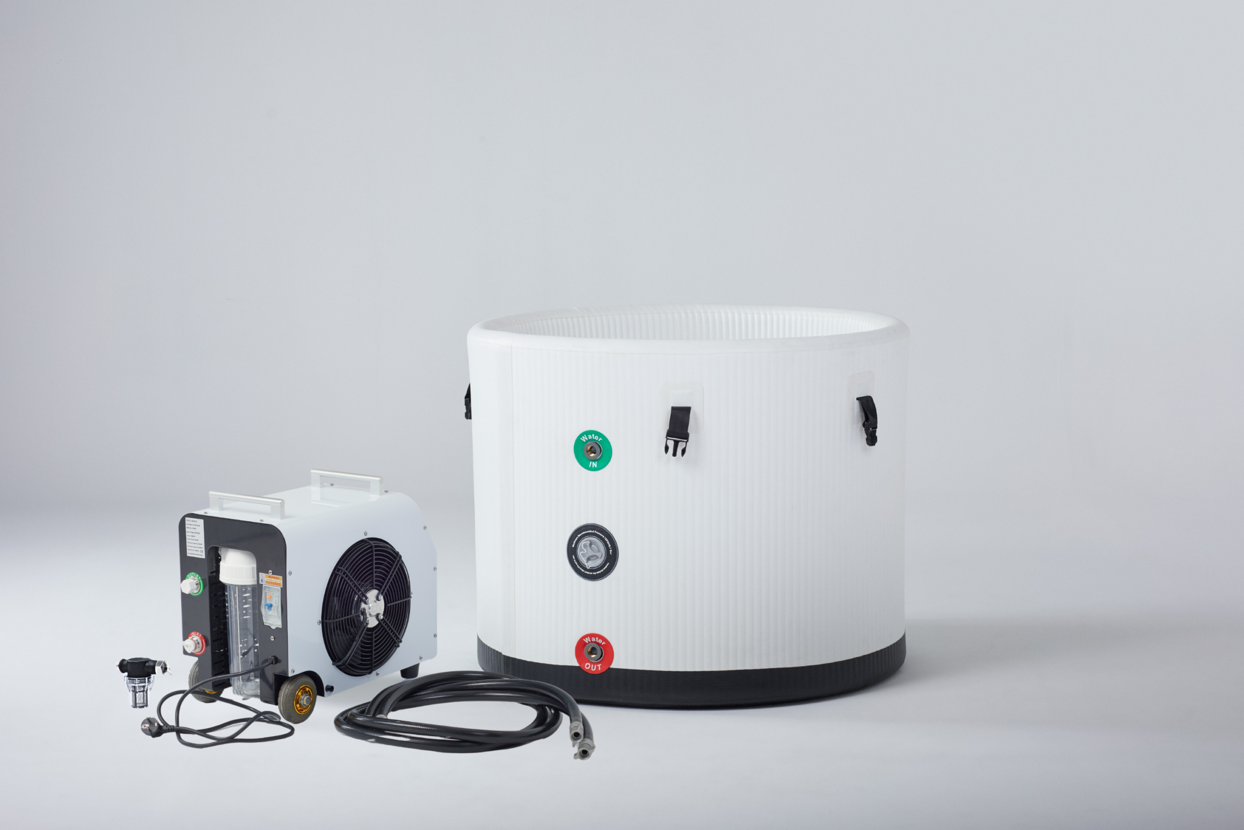 beczka do zimnych kąpieli z agregatem Cold Space eskimee one z chillerem eskimee, widok z tyłu